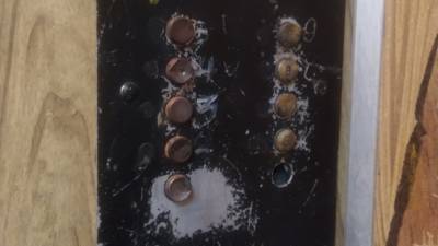 Жильцы дома на Широтной в Тюмени жалуются на допотопные кнопки в лифте