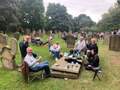 В Англії учасники фестивалю розпивали пиво на могилах церковного кладовища (церква була не проти)