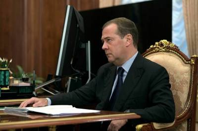 Медведев допустил запрет в России некоторых иностранных соцсетей