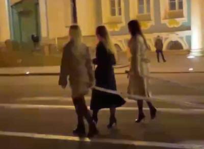 По центру Петербурга проехала карета, запряженная тремя девушками