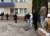 Пациенты с температурой в новополоцкой поликлинике стоят в очереди на улице