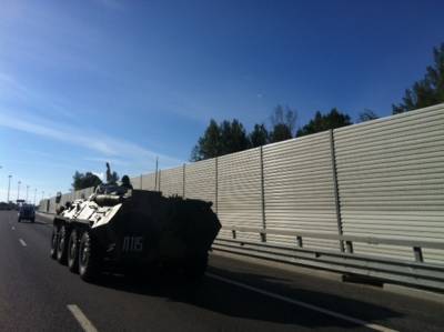 БТР перекрыл шоссе на севере Петербурга (фото)