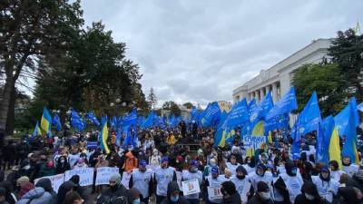ИноСМИ: Несколько тысяч людей пришли к зданию Рады с требованием освободить Виктора Медведчука