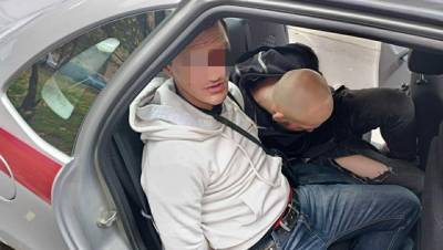 Двое мужчин с ножом попытались увести студентку возле колледжа в Петербурге