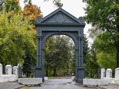 На Измайловский остров вернули исторические чугунные ворота Николаевской военной богадельни