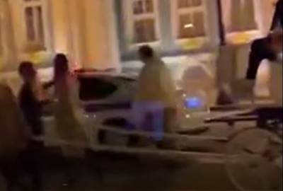 В Петербурге заметили карету, запряженную тремя девушками – видео