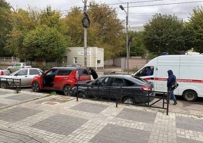 На улице Чкалова Lada протаранила припаркованные автомобили