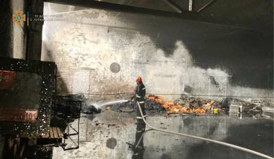 В Лисичанске тушили пожар на территории заброшенного завода