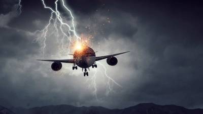Сразу пять самолетов попали под удар молний в небе над Сочи