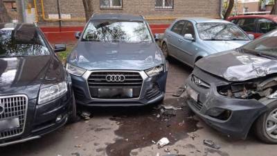 «Решила покататься»: пьяная москвичка без прав врезалась в семь машин на юго-востоке столицы