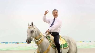 На парад Бердымухамедов приехал на Гелендвагене, а потом проехал верхом на подаренном коне перед трибуной
