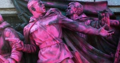 Дипломаты требуют наказания для осквернившего памятник воинам в Софии