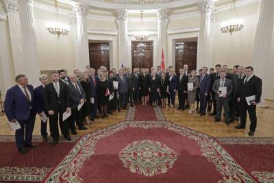 Избранным депутатам Законодательного собрания Петербурга вручили удостоверения