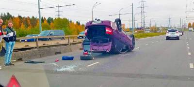 В Петрозаводске перевернулась машина: помощь ГИБДД не потребовалась (ФОТО)