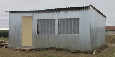 В Удмуртии чиновник "осуществил мечты людей", поставив за их счет будку с голыми стенами за 161 тысячу рублей