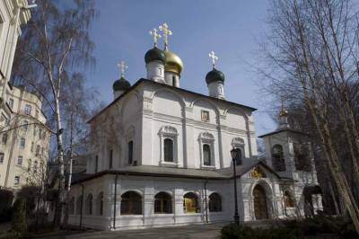 Дикая лиса спряталась на чердаке Сретенского монастыря в Москве