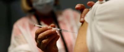 В Україні закінчується термін придатності COVID-вакцин: чи будуть робити щеплення третьою дозою