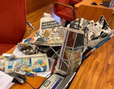 В Ярославле депутат высыпал мусор на стол коллеги на заседании думы
