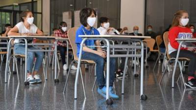 Из-за тестов и прививок: эксперты считают, что маски в школах не нужны