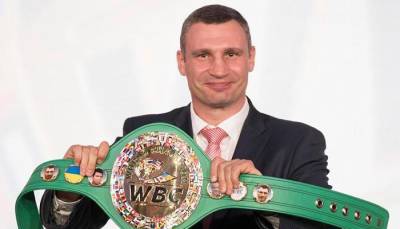 Виталий Кличко подарил Усику символический пояс WBC