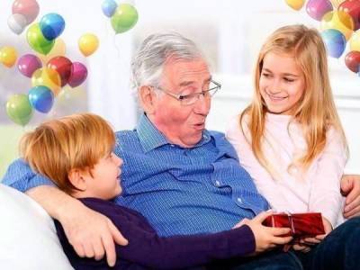 45 идей что подарить дедушке на День рождения от внучки и внука