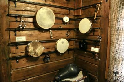 От окарин до волынки. В Музее истории Городницы открылась выставка музыкальных инструментов из коллекции Марьяна Скрамблевича и Игоря Адасика