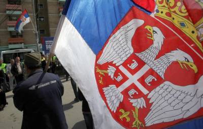 Косовские албанцы срывают сербские флаги в сербских анклавах