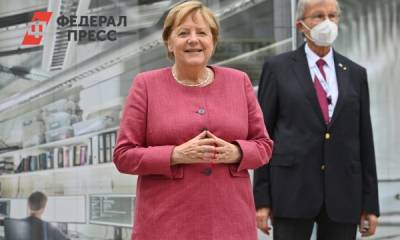 Немецкие компании изобразили фирменный жест Меркель на рекламном баннере