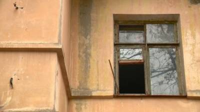 Жители дома на ул. Шмидта не могут добиться замены окон в подъезде