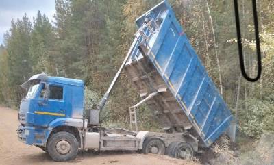 Мгновенная карма: в Вистино водитель грузовика застрял в канаве во время сброса отходов в лесу