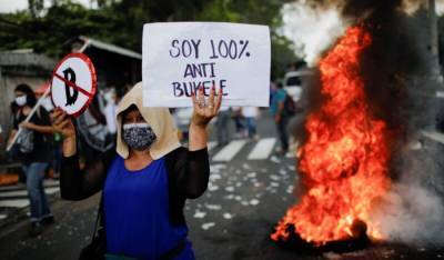 Как живет Сальвадор после легализации биткоина: протестующие жгут банкомат, президент меняет Конституцию, чтобы остаться подольше у власти