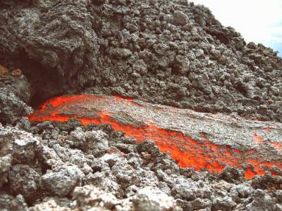 Лава от извержения вулкана на острове Пальма дошла до океана