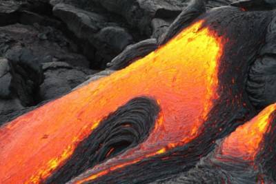 На острове Пальма лава из извергающегося вулкана доплыла до океана