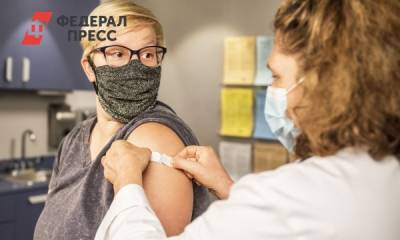 Россиянам назвали месяц ежегодной вакцинации от COVID-19
