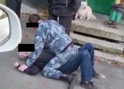 Пенсионер с ножом в Мурманске бросался на прохожих и детей на площадке