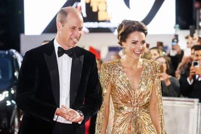 Кейт Миддлтон пришла на мировую премьеру «Бонда» в роскошном золотом платье