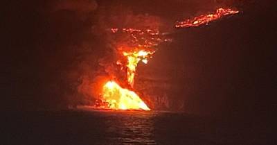 На Канарах лава из вулкана дошла до океана: ученые предупреждают о смертельных испарениях