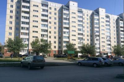 Женщина погибла при падении из окна многоэтажного дома в Новосибирске