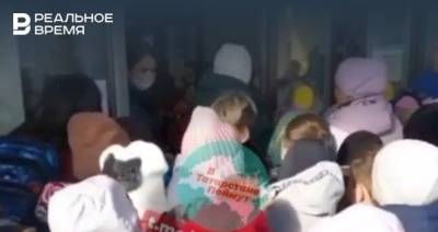 Родители из Набережных Челнов сняли на видео давку на входе школы