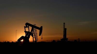Цены на нефть снижаются более чем на 1%