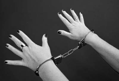 Во Всеволожском районе задержали двух женщин-курьеров с крупной партией наркотиков