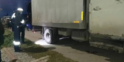 На Урале грузовик насмерть задавил полуторагодовалую девочку, залезшую под колесо машины