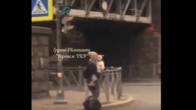 В Воронеже женщина с маленьким ребёнком проехалась на моноколесе среди машин