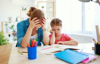 Психолог объяснила, почему нельзя платить ребенку за оценки