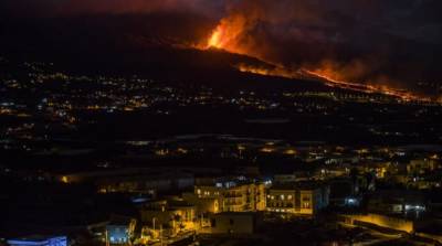На Канарах лава из вулкана достигла океана, предупредили о токсичных выбросах