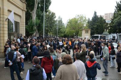 В БГУ объяснили скопление студентов перед корпусами вуза (ФОТО) - trend.az - Азербайджан - Баку