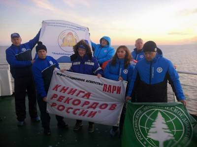 Спортсмены-моржи установили рекорд, проплыв километр между ледоколами на Ямале