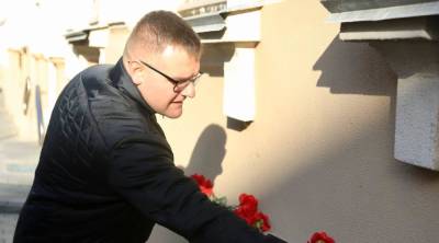 Фотофакт: гродненцы несут цветы к зданию КГБ в знак скорби о погибшем при исполнении сотруднике