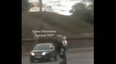 Женщина с маленьким ребёнком проехалась на моноколесе мимо машин в Воронеже (ВИДЕО
