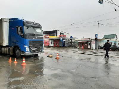 В Новосибирске грузовик Volvo сбил женщину на пешеходном переходе